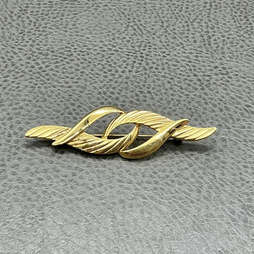 Vintage Trifari Brooch Gold Tone Ribbon Knot Pin Textured Swirl‎ Costume Jewelry
